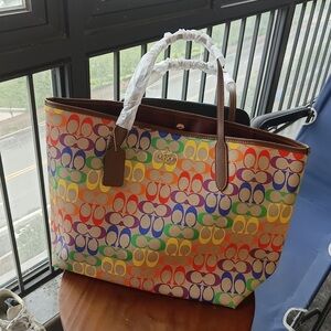 COACH CITY TOTE IN RAINBOW SIGNATURE CANVAS NWT